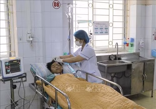 Bệnh nhân Lý A Bia đang được điều trị tại bệnh viện Đa khoa tỉnh Điện Biên. Ảnh: Xuân Tư - TTXVN