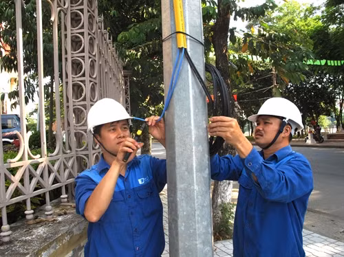 Công nhân VNPT Hà Giang lắp đặt thiết bị phát wifi miễn phí Công nhân VNPT Hà Giang lắp đặt thiết bị phát wifi miễn phí