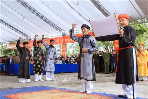 Các chức sắc trong làng uống rượu tiết "kim kê" để thực hiện lời thề. Ảnh: An Đăng - TTXVN Chủ tế làm lễ biểu thị sự quyết tâm thực hiện lời thề. Ảnh: An Đăng - TTXVN Chủ tế và các chức sắc thực hiện lời thề tại buổi lễ. Ảnh: An Đăng - TTXVN Các bô lão, chức sắc trong thôn Hoà Liễu thực hiện nghi thức thề tại Lễ hội Minh Thề. Ảnh: An Đăng - TTXVN Quang cảnh buổi Lễ Minh Thề. Ảnh: An Đăng - TTXVN