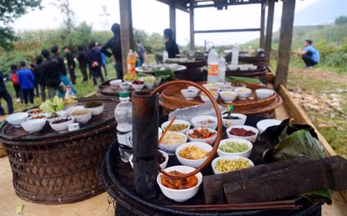 Địa đểm tổ chức Lễ hội Khô Già Già thường là một bãi đất rộng cạnh bìa rừng. Nơi đây có lán thờ được người dân làm bằng gỗ, lợp mái cỏ. Lễ hội thường diễn ra vào đầu tháng 6 âm lịch. Mở đầu là nghi thức mổ trâu hiến tế thần linh thu hút đông thanh niên, trai tráng tham gia Vào ngày hôm sau, mỗi gia đình đều tự chuẩn bị mâm lễ vật mang đến rừng làm lễ cúng thần linh. Mỗi mâm lễ, ngoài thịt trâu còn có các nông sản do người dân tự trồng cấy, chăn nuôi được như thịt gà, thịt lợn, đậu tương, bí đỏ, lạc rang, rượu trắng… Thầy cúng tại thôn Choản Thèn, xã Y Tý chuẩn bị đồ cho lễ cúng. Hai thầy cúng chính thực hiện nghi lễ cúng thần đất, thần nước, thần rừng. Các thầy cúng còn làm lễ cúng tại cột đu quay, đu dây và thực hiện nghi thức thử đu để kiểm tra độ an toàn trước khi cho phép người dân và trẻ em tham gia. Sau nghi lễ cúng, các mâm lễ vật được chuyển vào lán thờ và đại diện các gia đình ngồi ăn cơm, uống rượu, chia sẻ kinh nghiệm sản xuất. Người dân trong thôn được nghỉ 3 ngày để vui chơi, kiêng vào rừng chặt cây, lấy củi, đào đất… Lễ hội Khô Già Già chứa đựng ý nghĩa nhân văn sâu sắc, được đồng bào Hà Nhì đen trên vùng cao Bát Xát gìn giữ qua nhiều thế hệ. Địa đểm tổ chức Lễ hội Khô Già Già thường là một bãi đất rộng cạnh bìa rừng. Nơi đây có lán thờ được người dân làm bằng gỗ, lợp mái cỏ. Lễ hội thường diễn ra vào đầu tháng 6 âm lịch. Mở đầu là nghi thức mổ trâu hiến tế thần linh thu hút đông thanh niên, trai tráng tham gia Vào ngày hôm sau, mỗi gia đình đều tự chuẩn bị mâm lễ vật mang đến rừng làm lễ cúng thần linh. Mỗi mâm lễ, ngoài thịt trâu còn có các nông sản do người dân tự trồng cấy, chăn nuôi được như thịt gà, thịt lợn, đậu tương, bí đỏ, lạc rang, rượu trắng… Thầy cúng tại thôn Choản Thèn, xã Y Tý chuẩn bị đồ cho lễ cúng. Hai thầy cúng chính thực hiện nghi lễ cúng thần đất, thần nước, thần rừng. Các thầy cúng còn làm lễ cúng tại cột đu quay, đu dây và thực hiện nghi thức thử đu để kiểm tra độ an toàn trước khi cho phép người dân và trẻ em tham gia. Sau nghi lễ cúng, các mâm lễ vật được chuyển vào lán thờ và đại diện các gia đình ngồi ăn cơm, uống rượu, chia sẻ kinh nghiệm sản xuất. Người dân trong thôn được nghỉ 3 ngày để vui chơi, kiêng vào rừng chặt cây, lấy củi, đào đất… Lễ hội Khô Già Già chứa đựng ý nghĩa nhân văn sâu sắc, được đồng bào Hà Nhì đen trên vùng cao Bát Xát gìn giữ qua nhiều thế hệ.