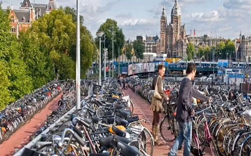 Nằm tại Lisse, một thị trấn nhỏ ở phía nam thủ đô Amsterdam, công viên Keukennhof còn được biết đến là "vườn châu Âu". Đây là vườn hoa lớn nhất thế giới với diện tích khoảng 32 ha và bảy triệu bông hoa tuy-líp thuộc 100 giống khác nhau. Ảnh: nhandan.com.vn Nằm tại Lisse, một thị trấn nhỏ ở phía nam thủ đô Amsterdam, công viên Keukennhof còn được biết đến là "vườn châu Âu". Đây là vườn hoa lớn nhất thế giới với diện tích khoảng 32 ha và bảy triệu bông hoa tuy-líp thuộc 100 giống khác nhau Đối với mỗi người dân Hà Lan, cối xay gió đã tạo nên đất nước của họ. Đây là niềm tự hào không gì sánh nổi và Kinderdijk là một trong những nơi lưu giữ tốt nhất của niềm tự hào ấy. Người ta gọi Kinderdijk là ngôi làng cối xay gió, bởi nơi đây tập hợp các cối xay gió mang nhiều giá trị lịch sử nhất tại Hà Lan. Hệ thống cối xay gió của làng Kinderdijk được UNESCO công nhận là di sản thế giới vào năm 1997.. Ảnh: nhandan.com.vn Cách Amsterdam khoảng 20 km, làng Zaanse Schans là một quần thể văn hóa gồm nhiều cối xay gió cổ và những bảo tàng lưu giữ các nét văn hóa truyền thống của người Hà Lan.. Ảnh: nhandan.com.vn Cung điện Hoàng gia tại Amsterdam vô cùng cổ kính, nguy nga và tráng lệ. Công trình này bảo tồn nhiều di sản quý giá và những tác phẩm điêu khắc bậc thầy của Hà Lan. Ảnh: nhandan.com.vn Làng Giethoorn không hề có một con đường nào, phương tiện chủ yếu để di chuyển là thuyền. Hàng trăm cây cầu bắc qua các tuyến đường thủy, kết nối những ngôi nhà với nhau, các kênh rạch cũng dẫn đến phòng trưng bày nghệ thuật và cửa hàng lưu niệm.. Ảnh: nhandan.com.vn Những ngôi nhà sắc màu trên hồ Reitdiephaven ở TP Groningen từ lâu đã trở thành một trong những điểm đến hút khách nhất tại Hà Lan, đặc biệt là đối tượng giới trẻ. Ảnh: nhandan.com.vn Bộ trang phục của phụ nữ Hà Lan xuất hiện trong chương trình quảng cáo Sữa cô gái Hà Lan gắn liền với tuổi thơ của không ít thế hệ người Việt Nam. Khi nói đến trang phục của người Hà Lan, không thể bỏ qua những đôi giày gỗ xinh xắn. Nguồn gốc của những đôi giày gỗ (hay guốc gỗ) xuất phát từ việc phần lớn đất liền Hà Lan đều nằm ngang hoặc thấp hơn mực nước biển cho nên đất nông nghiệp thường bị ngập úng, vào mùa đông thì nước ứ đọng sẽ bị đóng băng. Do đó, người Hà Lan nảy ra ý tưởng sáng chế những đôi giày gỗ giúp di chuyển dễ dàng, giữ chân khô ráo, đặc biệt là mùa đông thì ấm, mùa hè thì mát, thậm chí vào ngày đông khi trời quá lạnh người dùng có thể lót thêm rơm vào giày cho ấm và êm chân. Đôi giày gỗ cũng giúp những người vắt sữa bò bảo vệ đôi chân của họ không bị bò giẫm lên.... Ảnh: nhandan.com.vn Người hâm mộ Hà Lan mặc trang phục của đội tuyển bóng đá quốc gia "Cơn lốc mầu da cam". Ảnh: nhandan.com.vn Ở Hà Lan có đầy đủ phương tiện giao thông hiện đại nhưng xe đạp vẫn là sự lựa chọn phổ biến nhất. Những chiếc xe đạp xuất hiện trên đường phố Hà Lan tạo nên một không gian thanh bình và thư thả. Đạp xe đi khám phá những ngóc ngách của đất nước này chắc chắn sẽ là trải nghiệm khó quên đối với du khách.. Ảnh: nhandan.com.vn