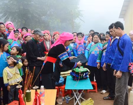 “Hát kể” trong đám cưới của người Phù Lá ảnh 1