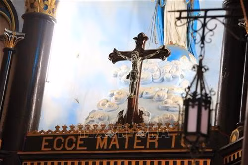 Nhà thờ là công trình kiệt tác bằng gỗ mang phong cách Basilica duy nhất còn lại trên thế giới. Ảnh: Thành Đạt – TTXVN Toàn cảnh nhà thờ Gỗ Kon Tum. Ảnh: Thành Đạt – TTXVN Các giáo dân đi lễ tại nhà thờ gỗ Kon Tum. Ảnh: Thành Đạt – TTXVN Nhà thờ gỗ Kon Tum nổi bật giữa cái nắng của Tây Nguyên. Ảnh: Thành Đạt – TTXVN Kiến trúc bên trong thánh đường nhà thờ Gỗ Kon Tum. Ảnh: Thành Đạt – TTXVN Kiến trúc bên trong thánh đường nhà thờ Gỗ Kon Tum. Ảnh: Thành Đạt – TTXVN Vẻ độc đáo của nhà thờ được xây dựng bằng chất liệu gỗ toát lên vẻ trang nghiêm của nơi thờ phụng mà vẫn rất gần gũi với cuộc sống của người dân. Ảnh: Thành Đạt - TTXVN Nhà thờ là công trình kiệt tác bằng gỗ mang phong cách Basilica duy nhất còn lại trên thế giới. Ảnh: Thành Đạt – TTXVN Toàn cảnh nhà thờ Gỗ Kon Tum. Ảnh: Thành Đạt – TTXVN Các giáo dân đi lễ tại nhà thờ gỗ Kon Tum. Ảnh: Thành Đạt – TTXVN Nhà thờ gỗ Kon Tum nổi bật giữa cái nắng của Tây Nguyên. Ảnh: Thành Đạt – TTXVN Kiến trúc bên trong thánh đường nhà thờ Gỗ Kon Tum. Ảnh: Thành Đạt – TTXVN Kiến trúc bên trong thánh đường nhà thờ Gỗ Kon Tum. Ảnh: Thành Đạt – TTXVN Vẻ độc đáo của nhà thờ được xây dựng bằng chất liệu gỗ toát lên vẻ trang nghiêm của nơi thờ phụng mà vẫn rất gần gũi với cuộc sống của người dân. Ảnh: Thành Đạt - TTXVN