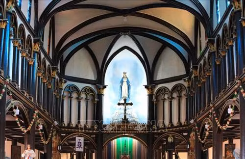 Nhà thờ là công trình kiệt tác bằng gỗ mang phong cách Basilica duy nhất còn lại trên thế giới. Ảnh: Thành Đạt – TTXVN Toàn cảnh nhà thờ Gỗ Kon Tum. Ảnh: Thành Đạt – TTXVN Các giáo dân đi lễ tại nhà thờ gỗ Kon Tum. Ảnh: Thành Đạt – TTXVN Nhà thờ gỗ Kon Tum nổi bật giữa cái nắng của Tây Nguyên. Ảnh: Thành Đạt – TTXVN Kiến trúc bên trong thánh đường nhà thờ Gỗ Kon Tum. Ảnh: Thành Đạt – TTXVN Kiến trúc bên trong thánh đường nhà thờ Gỗ Kon Tum. Ảnh: Thành Đạt – TTXVN Vẻ độc đáo của nhà thờ được xây dựng bằng chất liệu gỗ toát lên vẻ trang nghiêm của nơi thờ phụng mà vẫn rất gần gũi với cuộc sống của người dân. Ảnh: Thành Đạt - TTXVN Nhà thờ là công trình kiệt tác bằng gỗ mang phong cách Basilica duy nhất còn lại trên thế giới. Ảnh: Thành Đạt – TTXVN Toàn cảnh nhà thờ Gỗ Kon Tum. Ảnh: Thành Đạt – TTXVN Các giáo dân đi lễ tại nhà thờ gỗ Kon Tum. Ảnh: Thành Đạt – TTXVN Nhà thờ gỗ Kon Tum nổi bật giữa cái nắng của Tây Nguyên. Ảnh: Thành Đạt – TTXVN Kiến trúc bên trong thánh đường nhà thờ Gỗ Kon Tum. Ảnh: Thành Đạt – TTXVN Kiến trúc bên trong thánh đường nhà thờ Gỗ Kon Tum. Ảnh: Thành Đạt – TTXVN Vẻ độc đáo của nhà thờ được xây dựng bằng chất liệu gỗ toát lên vẻ trang nghiêm của nơi thờ phụng mà vẫn rất gần gũi với cuộc sống của người dân. Ảnh: Thành Đạt - TTXVN