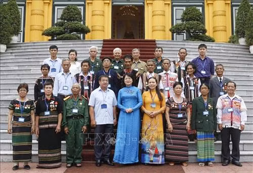Phó Chủ tịch nước Đặng Thị Ngọc Thịnh với các đại biểu người có công tỉnh Đắk Nông. Ảnh: Lâm Khánh - TTXVN