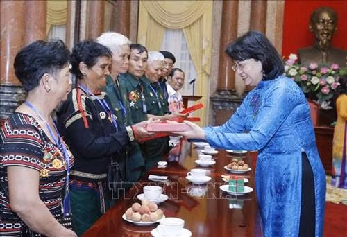 Phó Chủ tịch nước Đặng Thị Ngọc Thịnh trao ảnh Bác Hồ và quà tặng các đại biểu. Ảnh: Lâm Khánh - TTXVN