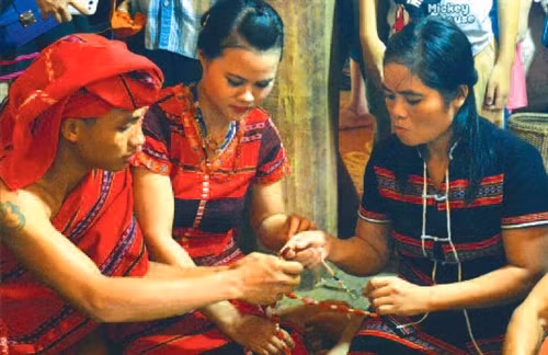 Nhà gái trao vòng cườm làm của hồi môn cho cô dâu.