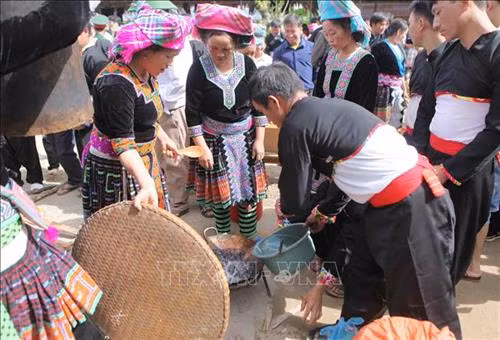 Cho nước vào chảo để nấu sao cho khi gạo chín mà không bị cạn và không quá nhiều để không mất nhiều thời gian đồ xôi. Ảnh: Quý Trung - TTXVN Lót chõ xôi sao cho không để gạo lọt xuống dưới và không để nước trào lên gạo để cho xôi khi chín mềm dèo để khi giã bánh giầy đạt chất lượng tốt nhất. Ảnh: Quý Trung - TTXVN Sau khi chõ xôi bốc hơi các thành viên khiêng cối ra chuẩn bị cho hội thi giã bánh giầy. Ảnh: Quý Trung – TTXVN Các thành viên của các đội tập trung cho lửa cháy đều để gạo chín nhanh có thể giã được bánh giầy nhanh nhất. Ảnh: Quý Trung – TTXVN Các thành viên của các đội tập trung cho lửa cháy đều để gạo chín nhanh có thể giã được bánh giầy nhanh nhất. Ảnh: Quý Trung – TTXVN Các thành viên của các đội tập trung che chắn cho lửa cháy đều để gạo chín đều và nhanh nhất có thể để giã được bánh giầy nhanh nhất. Ảnh: Quý Trung – TTXVN Đồ xôi chuẩn bị nguyên liệu để giã bánh giầy. Ảnh: Quý Trung - TTXVN Các chị em lấy lòng đỏ trứng gà xoa đều vào các vật dụng để khi giã bánh giầy không bị dính và nhanh nhất lại đẹp. Ảnh: Quý Trung – TTXVN Các chị em lấy lòng đỏ trứng gà xoa đều vào các vật dụng để khi giã bánh giầy không bị dính và nhanh nhất lại đẹp. Ảnh: Quý Trung – TTXVN Các chị em chuẩn bị các vật dụng để giã bánh giầy. Ảnh: Quý Trung – TTXVN Đồ xôi chuẩn bị nguyên liệu giã bánh giầy. Ảnh: Quý Trung - TTXVN Các đội đồ xôi chuẩn bị nguyên liệu giã bánh giầy. Ảnh: Quý Trung - TTXVN Các thành viên của các đội tập trung giã bánh giầy thật nhanh cho bánh có độ kết dính dẻo. Ảnh: Quý Trung – TTXVN Niềm vui của các thành viên sau khi đội đã giã xong cho ra sản phẩm là những chiếc bánh thơm ngon nhất. Ảnh: Quý Trung - TTXVN Các thành viên của các đội tập trung giã bánh giầy thật nhanh cho bánh có độ kết dính dẻo. Ảnh: Quý Trung – TTXVN Các đội tập trung nặn những chiếc bánh giầy vừa tròn vừa đẹp. Ảnh: Quý Trung - TTXVN Ban giám khảo chấm điểm bánh giầy của các đội tại hội thi. Ảnh: Quý Trung – TTXVN Cho nước vào chảo để nấu sao cho khi gạo chín mà không bị cạn và không quá nhiều để không mất nhiều thời gian đồ xôi. Ảnh: Quý Trung - TTXVN Lót chõ xôi sao cho không để gạo lọt xuống dưới và không để nước trào lên gạo để cho xôi khi chín mềm dèo để khi giã bánh giầy đạt chất lượng tốt nhất. Ảnh: Quý Trung - TTXVN Sau khi chõ xôi bốc hơi các thành viên khiêng cối ra chuẩn bị cho hội thi giã bánh giầy. Ảnh: Quý Trung – TTXVN Các thành viên của các đội tập trung cho lửa cháy đều để gạo chín nhanh có thể giã được bánh giầy nhanh nhất. Ảnh: Quý Trung – TTXVN Các thành viên của các đội tập trung cho lửa cháy đều để gạo chín nhanh có thể giã được bánh giầy nhanh nhất. Ảnh: Quý Trung – TTXVN Các thành viên của các đội tập trung che chắn cho lửa cháy đều để gạo chín đều và nhanh nhất có thể để giã được bánh giầy nhanh nhất. Ảnh: Quý Trung – TTXVN Đồ xôi chuẩn bị nguyên liệu để giã bánh giầy. Ảnh: Quý Trung - TTXVN Các chị em lấy lòng đỏ trứng gà xoa đều vào các vật dụng để khi giã bánh giầy không bị dính và nhanh nhất lại đẹp. Ảnh: Quý Trung – TTXVN Các chị em lấy lòng đỏ trứng gà xoa đều vào các vật dụng để khi giã bánh giầy không bị dính và nhanh nhất lại đẹp. Ảnh: Quý Trung – TTXVN Các chị em chuẩn bị các vật dụng để giã bánh giầy. Ảnh: Quý Trung – TTXVN Đồ xôi chuẩn bị nguyên liệu giã bánh giầy. Ảnh: Quý Trung - TTXVN Các đội đồ xôi chuẩn bị nguyên liệu giã bánh giầy. Ảnh: Quý Trung - TTXVN Các thành viên của các đội tập trung giã bánh giầy thật nhanh cho bánh có độ kết dính dẻo. Ảnh: Quý Trung – TTXVN Niềm vui của các thành viên sau khi đội đã giã xong cho ra sản phẩm là những chiếc bánh thơm ngon nhất. Ảnh: Quý Trung - TTXVN Các thành viên của các đội tập trung giã bánh giầy thật nhanh cho bánh có độ kết dính dẻo. Ảnh: Quý Trung – TTXVN Các đội tập trung nặn những chiếc bánh giầy vừa tròn vừa đẹp. Ảnh: Quý Trung - TTXVN Ban giám khảo chấm điểm bánh giầy của các đội tại hội thi. Ảnh: Quý Trung – TTXVN