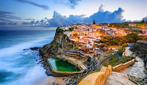 Manarola (Cinque Terre, Italy): Italy không thiếu những nơi lên ảnh tuyệt đẹp, nhưng ấn tượng nhất là chuỗi làng ven biển của Cinque Terre. Cinque Terre (nghĩa là “năm vùng đất”) được tạo thành từ Vernazza, Riomaggiore, Corniglia, Monterosso và Manarola, nằm dọc theo bờ Ligurian thuộc miền bắc Italy. Được bao phủ bởi biển nhà rực rỡ bám sát vào bức tường đá kiên cố, Manarola là khu vực nổi tiếng với rượu vang tuyệt ngon, tranh của Antonio Discovolors, và đặc biệt, hoàn toàn vắng bóng ôtô và đèn hiệu giao thông. Ảnh: Italian Travel Connection. Civita di Bagnoregio (Italy): Cách thành Rome khoảng 120 km về phía bắc, Civita Di Bagnoregio là kiệt tác thiên nhiên nằm trên một ngọn đồi, bên trên một hẻm núi. Được thành lập cách đây hơn 2.500 năm, trong suốt thế kỷ 20, cư dân của làng chỉ vẻn vẹn còn lại 6 người. Ngày nay, vào mùa đông, có khoảng 12 người sinh sống và khi hè đến, có đến khoảng 100 người. Ngoài phong cảnh đẹp như tranh, khu vực còn có vài cửa hàng thú vị và một số kiến trúc có lịch sử vài nghìn năm tuổi. Ảnh: Lazypenguins. Pitigliano (Italy): Thị trấn này nằm trên đỉnh một hòn đá tufa ở độ cao hơn 300 m so với mực nước biển và thường được xuất hiện trên bưu thiếp cũng như các vật phẩm du lịch khác của Italy. Hiện nay Pitigliano có khoảng 300 ngôi nhà với dân số vào cỡ 4.000 người và chỉ có một lối ra kiêm lối vào duy nhất. Đến đây, bạn có thể bắt gặp nhiều ngôi mộ và hang động được chạm khắc từ những vách đá trong suốt nhiều thế kỉ đã được sử dụng làm hầm chứa rượu vang. Ảnh: Smarter Travel. Matera (Italy): Được UNESCO công nhận là di sản thế giới, Matera là khu xuất hiện dân định cư lâu đời nhất lịch sử. Từ thời xưa, người dân ở đây đã chạm khắc lên đá vôi để tạo ra những ngôi nhà trông giống như hang động. Có niên đại từ 15.000 năm trước Công nguyên, hiện nay, nhiều ngôi nhà của khu vực đã được “phù phép” thành những quán ăn và khách sạn phong cách. Ảnh: Sassi di Matera. Azenhas Do Mar (Sintra, Bồ Đào Nha): Azenhas do Mar nằm lách mình giữa một bên biển và một bên núi với những ngôi nhà trắng và hồ bơi được chạm khắc từ đá vào những năm 1950. Nằm dọc các vách đá gần Sintra, ngôi làng này nổi tiếng với phong cảnh ngoạn mục và ẩm thực xuất sắc. Đến đây, bạn sẽ có cơ hội thưởng thức một trong những món ăn ngon nhất Bồ Đào Nha - từ hải sản tươi sống như sò biển, trai, tôm hùm đến súp bánh mì và bánh mousse trái cây, hay đơn giản chỉ là tận hưởng cảm giác thư giãn khi ngắm nhìn bề mặt Đại Tây Dương lấp lánh. Ảnh: Sintra-portugal. Piodao (Bồ Đào Nha): Tọa lạc gần ngay công viên Serra da Estrela, Piodao được xem là một trong những ngôi làng đẹp nhất Bồ Đào Nha với những ngôi nhà chếch lên theo dốc núi. Nhà ở đây được xây bằng vật liệu có sẵn trên khu đồi xung quanh, toàn bộ cửa sổ và cửa ra vào được sơn xanh, đóng vai trò là phần không thể tách rời khỏi tổng thể kiến trúc của làng. Ảnh: The Beauty of Travel. Meteora (Hy Lạp): Cái tên "meteora" (tiếng Hy Lap có nghĩa "lơ lửng giữa không trung") như đã nói lên tất cả. Làng Meteora nằm trên những cột đá cao chọc trời có tầm nhìn bao quát đến cả Kalambaka và Kastraki ở phía bắc trung tâm Hy Lạp. Hiển nhiên, khu phức hợp tu viện chính thống giáo phương Đông này không giống bất kỳ nơi đâu khác trên thế giới. Nhưng đáng nói là, chúng có niên đại từ tận thế kỷ 14 và ngày nay, chỉ còn lại 6 tu viện vẫn được mở cửa cho công chúng. Ảnh: 2017wallpapers. Oia (Santorini, Hy Lạp): Mọi ngôi làng của Santorini đều đẹp ngoạn mục, nhưng nổi bật nhất là Oia - vốn nức tiếng với không gian tĩnh lặng và quanh cảnh lãng mạn khi hoàng hôn buông xuống. Nhà ở Oia sử dụng kiến trúc truyền thống với phần thân được chạm khắc từ đá, nổi bật giữa dãy nhà thờ mái vòm xanh nằm dọc theo những con phố hẹp và mái hiên ngập ánh mặt trời. Về đêm, nhiều người tìm đến quảng trường của làng, nhìn ra biển để được tận mắt ngắm nhìn cảnh mặt trời khuất dần khỏi mặt nước. Ảnh: Holidayguru. Manarola (Cinque Terre, Italy): Italy không thiếu những nơi lên ảnh tuyệt đẹp, nhưng ấn tượng nhất là chuỗi làng ven biển của Cinque Terre. Cinque Terre (nghĩa là “năm vùng đất”) được tạo thành từ Vernazza, Riomaggiore, Corniglia, Monterosso và Manarola, nằm dọc theo bờ Ligurian thuộc miền bắc Italy. Được bao phủ bởi biển nhà rực rỡ bám sát vào bức tường đá kiên cố, Manarola là khu vực nổi tiếng với rượu vang tuyệt ngon, tranh của Antonio Discovolors, và đặc biệt, hoàn toàn vắng bóng ôtô và đèn hiệu giao thông. Ảnh: Italian Travel Connection. Civita di Bagnoregio (Italy): Cách thành Rome khoảng 120 km về phía bắc, Civita Di Bagnoregio là kiệt tác thiên nhiên nằm trên một ngọn đồi, bên trên một hẻm núi. Được thành lập cách đây hơn 2.500 năm, trong suốt thế kỷ 20, cư dân của làng chỉ vẻn vẹn còn lại 6 người. Ngày nay, vào mùa đông, có khoảng 12 người sinh sống và khi hè đến, có đến khoảng 100 người. Ngoài phong cảnh đẹp như tranh, khu vực còn có vài cửa hàng thú vị và một số kiến trúc có lịch sử vài nghìn năm tuổi. Ảnh: Lazypenguins. Pitigliano (Italy): Thị trấn này nằm trên đỉnh một hòn đá tufa ở độ cao hơn 300 m so với mực nước biển và thường được xuất hiện trên bưu thiếp cũng như các vật phẩm du lịch khác của Italy. Hiện nay Pitigliano có khoảng 300 ngôi nhà với dân số vào cỡ 4.000 người và chỉ có một lối ra kiêm lối vào duy nhất. Đến đây, bạn có thể bắt gặp nhiều ngôi mộ và hang động được chạm khắc từ những vách đá trong suốt nhiều thế kỉ đã được sử dụng làm hầm chứa rượu vang. Ảnh: Smarter Travel. Matera (Italy): Được UNESCO công nhận là di sản thế giới, Matera là khu xuất hiện dân định cư lâu đời nhất lịch sử. Từ thời xưa, người dân ở đây đã chạm khắc lên đá vôi để tạo ra những ngôi nhà trông giống như hang động. Có niên đại từ 15.000 năm trước Công nguyên, hiện nay, nhiều ngôi nhà của khu vực đã được “phù phép” thành những quán ăn và khách sạn phong cách. Ảnh: Sassi di Matera. Azenhas Do Mar (Sintra, Bồ Đào Nha): Azenhas do Mar nằm lách mình giữa một bên biển và một bên núi với những ngôi nhà trắng và hồ bơi được chạm khắc từ đá vào những năm 1950. Nằm dọc các vách đá gần Sintra, ngôi làng này nổi tiếng với phong cảnh ngoạn mục và ẩm thực xuất sắc. Đến đây, bạn sẽ có cơ hội thưởng thức một trong những món ăn ngon nhất Bồ Đào Nha - từ hải sản tươi sống như sò biển, trai, tôm hùm đến súp bánh mì và bánh mousse trái cây, hay đơn giản chỉ là tận hưởng cảm giác thư giãn khi ngắm nhìn bề mặt Đại Tây Dương lấp lánh. Ảnh: Sintra-portugal. Piodao (Bồ Đào Nha): Tọa lạc gần ngay công viên Serra da Estrela, Piodao được xem là một trong những ngôi làng đẹp nhất Bồ Đào Nha với những ngôi nhà chếch lên theo dốc núi. Nhà ở đây được xây bằng vật liệu có sẵn trên khu đồi xung quanh, toàn bộ cửa sổ và cửa ra vào được sơn xanh, đóng vai trò là phần không thể tách rời khỏi tổng thể kiến trúc của làng. Ảnh: The Beauty of Travel. Meteora (Hy Lạp): Cái tên "meteora" (tiếng Hy Lap có nghĩa "lơ lửng giữa không trung") như đã nói lên tất cả. Làng Meteora nằm trên những cột đá cao chọc trời có tầm nhìn bao quát đến cả Kalambaka và Kastraki ở phía bắc trung tâm Hy Lạp. Hiển nhiên, khu phức hợp tu viện chính thống giáo phương Đông này không giống bất kỳ nơi đâu khác trên thế giới. Nhưng đáng nói là, chúng có niên đại từ tận thế kỷ 14 và ngày nay, chỉ còn lại 6 tu viện vẫn được mở cửa cho công chúng. Ảnh: 2017wallpapers. Oia (Santorini, Hy Lạp): Mọi ngôi làng của Santorini đều đẹp ngoạn mục, nhưng nổi bật nhất là Oia - vốn nức tiếng với không gian tĩnh lặng và quanh cảnh lãng mạn khi hoàng hôn buông xuống. Nhà ở Oia sử dụng kiến trúc truyền thống với phần thân được chạm khắc từ đá, nổi bật giữa dãy nhà thờ mái vòm xanh nằm dọc theo những con phố hẹp và mái hiên ngập ánh mặt trời. Về đêm, nhiều người tìm đến quảng trường của làng, nhìn ra biển để được tận mắt ngắm nhìn cảnh mặt trời khuất dần khỏi mặt nước. Ảnh: Holidayguru.
