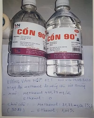 Chai cồn y tế bệnh nhân mua về pha uống thay rượu và bị ngộ độc nặng. Ảnh: BVCC Chai cồn y tế bệnh nhân mua về pha uống thay rượu và bị ngộ độc nặng. Ảnh: BVCC