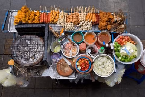 Bangkok, Thái Lan: Nhắc đến ẩm thực đường phố không thể không nhắc đến Bangkok, vì đây chính là yếu tố thu hút khách du lịch của thủ đô Thái Lan. Bangkok, Thái Lan: Nhắc đến ẩm thực đường phố không thể không nhắc đến Bangkok, vì đây chính là yếu tố thu hút khách du lịch của thủ đô Thái Lan.