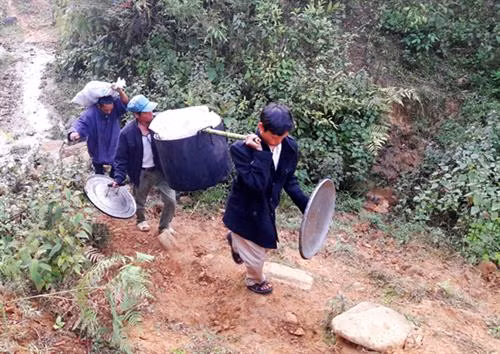 Buổi tối hôm trước khi diễn ra lễ tảo mộ, những người trong gia đình và bà con trong thôn đến giúp chủ nhà gấp giấy tiền vàng thành chim hạc, hoa, đồ vật để hôm sau làm lễ. Lễ tảo mộ có sự tham gia của đại diện các gia đình trong thôn. Mọi người giúp nhau mang đồ đạc lên rừng nơi có phần mộ của người đã mất. Thịt lợn, thịt gà và các món ăn được chế biến ngay tại rừng để dâng cúng người đã mất. Mọi người trong gia đình và dân làng cùng nhau sửa sang lại phần mộ thật chu đáo. Trước đó mấy hôm, gia chủ đã xây “nhà mới” cho người đã mất. Những người phụ nữ Hà Nhì cũng xúc đất đắp lên mộ để làm lý. Sau khi các gia đình đặt lễ vật lên mộ thì chủ nhà thực hiện nghi lễ cúng tại bàn thờ thần rừng Gạ Ma Do. Sau lễ cúng, những người già ăn cơm tại mâm trước mộ. Một phong tục độc đáo là phụ nữ trong gia đình sẽ mang kẹo và nước ngọt đến chia cho tất cả những người tham gia lễ tảo mộ, còn đàn ông thì đi mời rượu các mâm. Nghi lễ tảo mộ thể hiện tình cảm sâu sắc của người Hà Nhì dành cho người đã mất, đồng thời là nét đẹp văn hóa mang tính cộng đồng cao, được lưu giữ qua nhiều thế hệ.