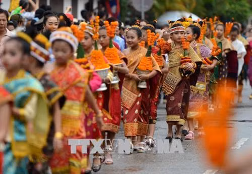 Người dân tham gia diễu hành trong Tết té nước tại Luang Prabang, Lào ngày 15/4. THX/TTXVN