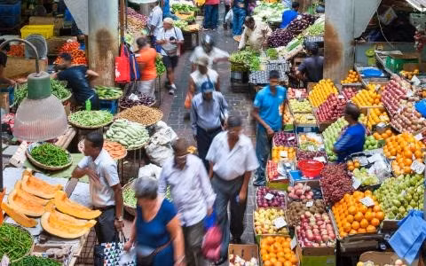 Port Louis, Mauritius: Ẩm thực của Mauritius là sự hoà trộn của Pháp, Ấn Độ, Trung Quốc và Anh. Món nổi tiếng ở đây là bol renverse, cơm với thịt heo, gà hoặc cá, rau, một quả trứng ốp và dầu hào. Port Louis, Mauritius: Ẩm thực của Mauritius là sự hoà trộn của Pháp, Ấn Độ, Trung Quốc và Anh. Món nổi tiếng ở đây là bol renverse, cơm với thịt heo, gà hoặc cá, rau, một quả trứng ốp và dầu hào.