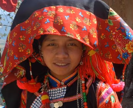 Cô dâu xinh tươi trong trang phục truyền thống dân tộc Hà Nhì.