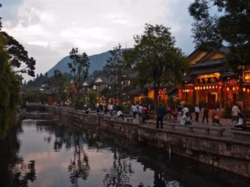 Địa điểm đứng đầu danh sách những ngôi làng, trấn cố là di sản UNESCO sở hữu kiến trúc truyền thống đặc sắc là làng Český Krumlov. Theo UNESCO, Český Krumlov – nằm dọc bên bờ sông Vitava ( CH Séc) – là một trong những ngôi làng trung cổ được bảo tồn tốt nhất ở Đông Âu. Làng cổ Shirakawa-go (tỉnh Gifu, Nhật Bản) nổi tiếng với hơn 30 mái nhà có hình dáng như hai bàn tay úp lại vào nhau lúc đang cầu nguyện Thành cổ Lệ Giang (tỉnh Vân Nam, Trung Quốc) được thành lập từ thế kỉ 13 cho đến nay vẫn lưu giữ gần như nguyên vẹn cấu trúc đô thị cổ Thị trấn mỏ lâu đời nhất ở Slovakia, Banská Štiavnica. Làng Holašovice, nằm ở tỉnh Nam Holašovice (CH Séc), lưu giữ những tòa nhà có từ hồi thế kỉ 18 và 19 cũng như 23 trang trại cổ xưa. Vlkolínec là một khu phố đẹp của thành phố Ruzomberok (Slovakia). Về lịch sử, địa danh được UNESCO công nhận di sản thế giới vốn là một ngôi làng riêng. Nơi đây, có các ngôi nhà mang đậm kiến trúc nông thôn vùng phía bắc dãy núi Karpat. UNESCO mô tả ngôi làng Hollokö là một “địa điểm điển hình về lối sống nông thôn trước cuộc cách mạng công nghiệp thế kỉ 20” nhờ một loạt các vườn cây trái, vườn nho, đồng cỏ và các di tích lâu đài thời trung cổ có từ năm 1310. Thị trấn Bardejov (nằm ở thượng nguồn sông Topl của Slovakia) là một hình mẫu tiêu biểu cho các thị trấn giao thương truyền thống ở Trung Âu thời trung cổ. Theo UNESCO, làng Zili (thị trấn Đường Khẩu, thành phố Khai Bình, tỉnh Quảng Đông, Trung Quốc) sở hữu những ngôi nhà mang đậm phong cách kiến trúc của La Mã, Hồi giáo, Ba rốc. Đặc biệt, phía bên ngoài, các tòa nhà này đều mang hơi hướng phong cách phương Tây nhưng nội thất bên trong đều theo phong cách truyền thống của Trung Quốc. Thị trấn cổ Tallinn ở Estonia chứa đựng những dấu tích cổ xưa nhất trong phong cách kiến trúc châu Âu như những bức thành cổ, lối đi lát đá, nhà thờ, ngọn tháp. Ngôi làng Xidi nằm ở Quận Yi, vùng Quý Châu, tỉnh An Huy, Trung Quốc còn lưu giữ những ngôi nhà dân làm bằng gỗ từ thời nhà Minh, nhà Thanh. Làng Hongcun cũng nằm ở Quận Yi của tỉnh An Huy được bao quanh bởi những ngọn đồi và các dòng suối trong veo chảy vắt ngang ngôi làng. Làng Hahoe, tỉnh Gyeongsangbuk-do của Hàn Quốc là khu vực bảo tồn những công trình kiến trúc có từ thời Joseon. Làng Yangdong (Gyeongju , Hàn Quốc) có tới hơn 150 ngôi nhà có mái lát gạch được xây dựng trên khắp các khu rừng xung quanh. Địa điểm đứng đầu danh sách những ngôi làng, trấn cố là di sản UNESCO sở hữu kiến trúc truyền thống đặc sắc là làng Český Krumlov. Theo UNESCO, Český Krumlov – nằm dọc bên bờ sông Vitava ( CH Séc) – là một trong những ngôi làng trung cổ được bảo tồn tốt nhất ở Đông Âu. Làng cổ Shirakawa-go (tỉnh Gifu, Nhật Bản) nổi tiếng với hơn 30 mái nhà có hình dáng như hai bàn tay úp lại vào nhau lúc đang cầu nguyện Thành cổ Lệ Giang (tỉnh Vân Nam, Trung Quốc) được thành lập từ thế kỉ 13 cho đến nay vẫn lưu giữ gần như nguyên vẹn cấu trúc đô thị cổ Thị trấn mỏ lâu đời nhất ở Slovakia, Banská Štiavnica. Làng Holašovice, nằm ở tỉnh Nam Holašovice (CH Séc), lưu giữ những tòa nhà có từ hồi thế kỉ 18 và 19 cũng như 23 trang trại cổ xưa. Vlkolínec là một khu phố đẹp của thành phố Ruzomberok (Slovakia). Về lịch sử, địa danh được UNESCO công nhận di sản thế giới vốn là một ngôi làng riêng. Nơi đây, có các ngôi nhà mang đậm kiến trúc nông thôn vùng phía bắc dãy núi Karpat. UNESCO mô tả ngôi làng Hollokö là một “địa điểm điển hình về lối sống nông thôn trước cuộc cách mạng công nghiệp thế kỉ 20” nhờ một loạt các vườn cây trái, vườn nho, đồng cỏ và các di tích lâu đài thời trung cổ có từ năm 1310. Thị trấn Bardejov (nằm ở thượng nguồn sông Topl của Slovakia) là một hình mẫu tiêu biểu cho các thị trấn giao thương truyền thống ở Trung Âu thời trung cổ. Theo UNESCO, làng Zili (thị trấn Đường Khẩu, thành phố Khai Bình, tỉnh Quảng Đông, Trung Quốc) sở hữu những ngôi nhà mang đậm phong cách kiến trúc của La Mã, Hồi giáo, Ba rốc. Đặc biệt, phía bên ngoài, các tòa nhà này đều mang hơi hướng phong cách phương Tây nhưng nội thất bên trong đều theo phong cách truyền thống của Trung Quốc. Thị trấn cổ Tallinn ở Estonia chứa đựng những dấu tích cổ xưa nhất trong phong cách kiến trúc châu Âu như những bức thành cổ, lối đi lát đá, nhà thờ, ngọn tháp. Ngôi làng Xidi nằm ở Quận Yi, vùng Quý Châu, tỉnh An Huy, Trung Quốc còn lưu giữ những ngôi nhà dân làm bằng gỗ từ thời nhà Minh, nhà Thanh. Làng Hongcun cũng nằm ở Quận Yi của tỉnh An Huy được bao quanh bởi những ngọn đồi và các dòng suối trong veo chảy vắt ngang ngôi làng. Làng Hahoe, tỉnh Gyeongsangbuk-do của Hàn Quốc là khu vực bảo tồn những công trình kiến trúc có từ thời Joseon. Làng Yangdong (Gyeongju , Hàn Quốc) có tới hơn 150 ngôi nhà có mái lát gạch được xây dựng trên khắp các khu rừng xung quanh.