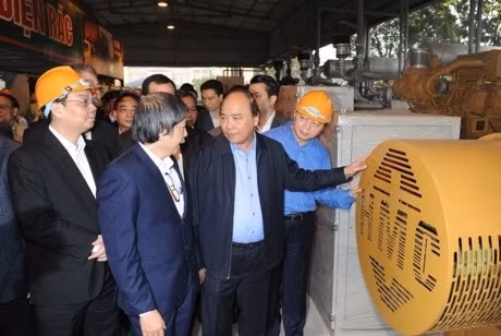 Thủ tướng Nguyễn Xuân Phúc thị sát tại Nhà máy Điện rác HCM. Ảnh: Báo Xây dựng