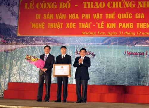 Đại diện lãnh đạo thị xã Mường Lay đón nhận Bằng di sản văn hóa phi vật thể cấp quốc gia “Nghệ thuật xòe Thái” và “Lễ Kin pang Then”. Ảnh: Chu Quốc Hùng- TTXVN Đại diện lãnh đạo thị xã Mường Lay đón nhận Bằng di sản văn hóa phi vật thể cấp quốc gia “Nghệ thuật xòe Thái” và “Lễ Kin pang Then”. Ảnh: Chu Quốc Hùng- TTXVN