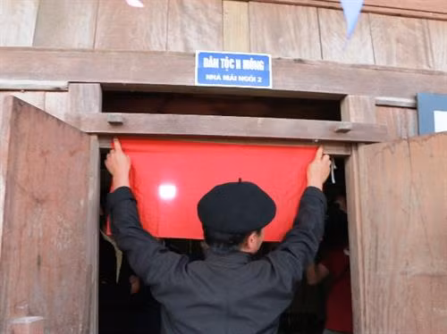 Người Mông quan niệm đặt thần cửa (hiện thân là miếng vải đỏ) là để ngăn cản tà ma...