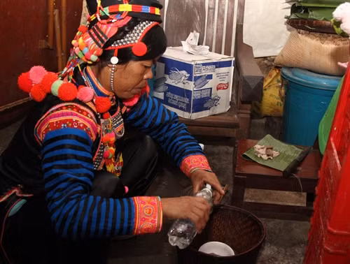 Chuẩn bị mâm cơm cúng tổ tiên. Chuẩn bị mâm cơm cúng tổ tiên.