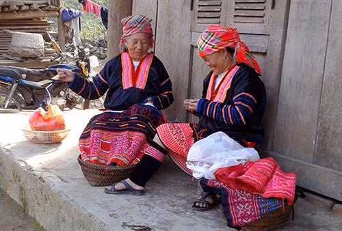 Sản phẩm váy của người Mông ở bản Cổng Trời có hoa văn độc đáo.
