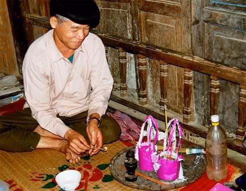 Trước khi lễ cưới được tổ chức thì cả nhà trai và nhà gái sẽ phải chuẩn bị lương thực, thực phẩm, đồ lễ và ông mờ, bà mờ… Khi sang nhà gái, nhà trai cử một đoàn đi đón dâu với số lượng bắt buộc là 11 người trong đó có trưởng đoàn, chủ hôn, chú rể, phù rể và các nam thanh niên trẻ, khỏe có tài hát đối đáp, tất cả đều mặc trang phục truyền thống của dân tộc. Sau khi lên nhà cô dâu, chú rể (choàng áo vàng) sẽ đi thẳng vào buồng cô dâu và đêm hôm đó sẽ ngủ lại một đêm tại buồng, còn cô dâu lại được giấu tạm đi nơi khác Trong khi đó, ở bên ngoài vẫn diễn ra mọi thủ tục, nghi lễ. Chuẩn bị cho cô dâu trước khi về nhà chồng. Đến giờ đã định, sau khi đã trang điểm xong thì cô dâu sẽ lên buồng và phải dùng quạt để che mặt bởi người Dao quan niệm, khi đi lấy chồng mà để hở mặt sẽ mất vía và cô dâu sẽ không gặp may trong suốt cuộc đời. Thầy mờ của nhà trai cũng choàng cho cô dâu chiếc áo vàng mà chú rể đã mặc hôm qua để thể hiện tình cảm giữa hai người. Đoàn nhà trai sẽ đứng hát xin dâu. Đến giờ đẹp (khoảng 10h đêm) là lễ kết tóc se tơ cho cô dâu chú rể. Người cầm bó đuốc sẽ đi trước với ý nghĩa là xua tà, đuổi cái ác, soi đường chỉ lối cho cô dâu. Ông mờ cùng các phù dâu, phù rể đưa cô dâu về nhà trai. Theo phong tục của người Dao thì dù xa hay gần, khi sang đến nhà trai, đoàn nhà gái cũng phải nghỉ lại ở đâu đó rồi đến giờ hoàng đạo (thường là vào khoảng 5h – 6h chiều) thì cô dâu mới được lên nhà trai. Đó là khoảng thời gian tốt nhất cho cô dâu và chú rể sau này. Em cô bên nhà chồng sẽ che ô cho cô dâu lên cầu thang với ý nghĩa nhà chồng sẽ che chở cho người mới vào nhà. Trong đám cưới của người Dao thì chú rể không được ra đón và cũng không được nhìn mặt cô dâu cho đến khi các nghi lễ lạy tạ tổ tiên được thực hiện xong. Những người đến dự đều chúc mừng hạnh phúc cho cô dâu, chú rể, tạo nên không khí vui tươi của cả bản làng