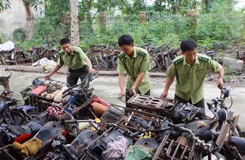 Xe máy độ chế để vận chuyển gỗ của lâm tặc bị lực lượng chức năng thu giữ.