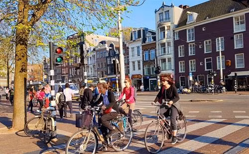 Thăm Thủ đô Amsterdam với xe đạp và hệ thống kênh đào nổi tiếng: Hệ thống kênh đào của Hà Lan vô cùng ấn tượng đã được UNESCO công nhận là di sản thế giới. Di chuyển bằng thuyền trên những con kênh là cách dễ dàng để có thể vòng quanh thành phố. Công trình kênh đào được xây dựng để rút cạn bãi lầy nhằm mở rộng Amsterdam. 2 bên kênh đào ở Amsterdam san sát những ngôi nhà xinh xắn, được gọi là Dancing House. Vùng đất ở đây rất lầy dẫn đến hiện tượng nghiêng của các ngôi nhà đầy màu sắc. Không phải những chiếc ôtô đắt tiền, xe đạp mới là phương tiện chính yếu được khuyến khích sử dụng tại Hà Lan. Bạn có thể bắt gặp xe đạp ở mọi nơi, mọi ngóc ngách khi có gần 60% dân số sử dụng xe đạp là phương tiện di chuyển hàng ngày thay thế ôtô. Hà Lan hướng đến một cuộc sống giảm thiểu tác nhân gây hại môi trường và ô nhiễm tiếng ồn. Tàu điện leng keng cũng là một phương tiện phổ biến ở Amsterdam. Đạp xe hít thở bầu không khí trong lành tràn ngập cây xanh: Một trong những nhiệm vụ trọng tâm mà chính phủ Hà Lan đề ra là bảo vệ thiên nhiên và động vật hoang dã. Các công viên quốc gia với số lượng cây xanh khổng lồ chiếm diện tích khá lớn, trải dài trên khắp đất nước Hà Lan, giao thoa khéo léo với các tuyến đường huyết mạch. Ngủ qua đêm trên những con thuyền dọc bờ kênh Amsterdam: Tàu thuyền là phương tiện lưu trú phổ biến ở Hà Lan. Đến đất nước này, thay vì lưu trú tại các khách sạn thông thường trong thành phố, bạn hãy thử chọn “boat hotel” dọc các con kênh để có thêm trải nghiệm mới lạ. Bình minh trên các con thuyền nhìn ra mặt nước phẳng lặng mang lại cảm giác vô cùng thú vị và thư giãn. Ngây ngất trước vườn hoa lớn nhất thế giới Keukenhof: Cách thủ đô Amsterdam 30 km về hướng tây nam, KeuKenhof trải dài trên khuôn đất rộng 30 ha là nơi hàng nghìn loài hoa trong đó có loài tulip - biểu tượng của đất nước Hà Lan xinh đẹp ngự trị. Đến làng Kinderdijk, bạn nên thuê xe đạp để tham quan, dạo quanh những con đường ngoằn nghèo, uốn khúc, tận hưởng khung cảnh bình yên, mộc mạc này. Ngắm nhìn làng cối xay gió lâu đời nhất Hà Lan: Khách du lịch thông thường hay chọn đến làng Zaanse Schans bởi gần thủ đô hơn, những chiếc cối xay gió lại có màu sắc bắt mắt. Nhưng nếu muốn khám phá những gì nguyên sơ và lâu đời nhất, làng Kinderdijk nên là sự lựa chọn hàng đầu bởi ở đây còn bảo tồn toàn vẹn 19 cối xay gió lâu đời nhất của Hà Lan. Ngôi làng này đã được UNESCO công nhận là di sản văn hóa thế giới vào năm 1997. Những chiếc cối xay gió đầu tiên ra đời xuất phát từ nguyên do đất nước Hà Lan nằm dưới mực nước biển đến 30%. Chúng làm nhiệm vụ điều chuyển dòng nước, là những máy bơm dựa vào sức lực của tự nhiên giúp đất nước Hà Lan không bị nhấn chìm dưới mực nước biển. Chiếc thuyền nhẹ nhàng lướt đi dọc theo kênh rạch nhỏ, qua những ngôi nhà lợp mái tranh lâu đời vẫn tồn tại từ thế kỷ 18, mang lại cho bạn cảm giác không thể nào quên. Ở Giethoorn, âm thanh to nhất bạn có thể nghe là tiếng quàn quạc của bầy vịt đang bơi dưới mặt nước, hoặc tiếng kêu của các loài chim khác thi thoảng vỗ cánh bay qua đỉnh đầu. Giethoorn thuộc tỉnh Overijssel, Hà Lan. Cái tên Giethoorn (sừng dê) xuất phát từ khám phá của những cư dân đầu tiên đến từ Địa Trung Hải. Họ đã tìm thấy tại đây hàng trăm chiếc sừng dê, hậu quả của trận lũ lịch sử vào thế kỷ thứ 10. Đến đây, bạn có thể thuê thuyền của dân địa phương với giá 20 euro/giờ. Thông thường, trong khoảng 2-3 giờ, bạn có thể hoàn tất hành trình khám phá ngôi làng nhỏ này. Ghé thăm ngôi làng cổ tích đẹp nhất thế giới Giethoorn: Ở Giethoorn, khói bụi và tiếng còi của xe cộ không tồn tại. Khi đặt chân đến đây, mọi người phải để lại xe hơi bên ngoài làng, thuê thuyền mà người dân gọi là “Whisper boat” (Thuyền thì thầm) có động cơ không gây tiếng ồn để “tiếp cận” ngôi làng,hoặc có thể đi bộ qua hơn 176 cây cầu vòm bằng gỗ. Nhưng nhiều ngôi nhà đến nay vẫn không thể tới được bằng đường bộ. Ngay cả những người đưa thư báo cũng phải giao thư từ bằng cách đi thuyền. Đến thăm Anne Frank House với những trải nghiệm xúc động: Anne Frank House là nơi tưởng niệm cô gái nhỏ là nạn nhân của nạn diệt chủng người Do Thái thời Hitler và là tác giả của cuốn Nhật ký Anne Frank, được khai bút vào năm 1942 khi cô mới 13 tuổi. Tham quan Anne Frank House ở Amsterdam là một trải nghiệm xúc động cho mọi người. Khi đến đây, bạn phải xếp hàng khá lâu nếu không đặt vé online ở mục "skip the line" (không phải xếp hàng). Khi vào bên trong, bạn không được phép chụp hình. Bức tượng Anne Frank trước nhà thờ ngay cạnh nhà. Dù toàn bộ trải nghiệm khi thăm nhà Anne Frank rất đau buồn, đó là một dấu ấn của lịch sử, ghi lại sự anh hùng và khắc nghiệt của Thế chiến. Anne Frank House và cuốn nhật ký kinh điển là một lời nhắc nhở chúng ta hãy sống mỗi ngày một cách trọn vẹn nhất, để tìm thấy niềm vui trong những điều nhỏ nhặt, và hãy yêu thương người khác bằng một trái tim rộng mở. Hà Lan quả thật rất đặc biệt. Giữa cuộc sống hiện đại, bạn có thể tìm thấy được sự bình yên, cảm giác an toàn và thư thả, khác biệt với bất cứ nơi nào xô bồ và hiện đại mà bạn đã và sẽ đi qua. Đất nước đáng sống bậc nhất thế giới này nên có trong cuốn sổ du lịch của những tín đồ đam mê khám phá trải nghiệm.