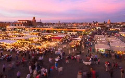 Marrakech, Morocco: Mỗi tối, quảng trường Jemaa el Fna nổi tiếng ở Marrakech lại biến thành một khu ăn uống nhộn nhịp với các món ăn rất rẻ của địa phương. Món ăn phải thử ở đây là món cá của quầy số 14, với những đĩa nhỏ các loại hải sản như tôm, mực cùng salad, chip… Marrakech, Morocco: Mỗi tối, quảng trường Jemaa el Fna nổi tiếng ở Marrakech lại biến thành một khu ăn uống nhộn nhịp với các món ăn rất rẻ của địa phương. Món ăn phải thử ở đây là món cá của quầy số 14, với những đĩa nhỏ các loại hải sản như tôm, mực cùng salad, chip…