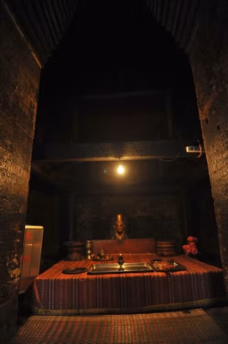 Ngôi tháp Chính thờ vua Po Klong Garai (1151 - 1205) với biểu tượng Mukha - Linga, là người có công trạng to lớn trong việc xây dựng hệ thống dẫn thủy nhập điền phục vụ nông nghiệp của người Chăm trong vùng. Công trình của vị vua nổi tiếng này vẫn được sử dụng cho đến ngày hôm nay là đập Nha Trinh và kênh Chàm.