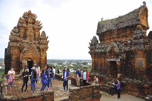 Tháp Po Klong Garai thu hút đông đảo khách tham quan trong và ngoài nước tới tìm hiểu về văn hóa Chăm.