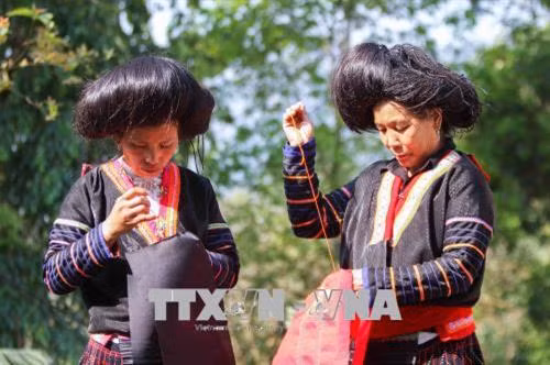 Phụ nữ Mông ở Sa Lông rất điêu luyện trong việc thêu thùa hoa văn lên trang phục. Ảnh: Xuân Tư - TTXVN