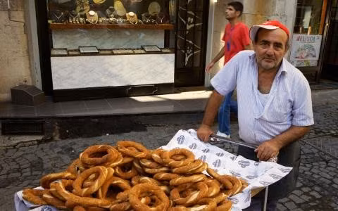 Istanbul, Thổ Nhĩ Kỳ: Istiklal Caddesi được coi như “trái tim và dạ dày” của Istanbul với rất nhiều các món ăn đường phố. Món ăn nổi tiếng ở đây là bánh bagel có rắc vừng và chấm mật, ăn nóng khi vừa ra khỏi lò. Istanbul, Thổ Nhĩ Kỳ: Istiklal Caddesi được coi như “trái tim và dạ dày” của Istanbul với rất nhiều các món ăn đường phố. Món ăn nổi tiếng ở đây là bánh bagel có rắc vừng và chấm mật, ăn nóng khi vừa ra khỏi lò.