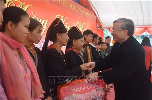 Đồng chí Trần Quốc Vượng tặng quà tết cho các hộ dân vùng lũ và hộ gia đình nghèo tại huyện Văn Yên. Ảnh: Tuấn Anh – TTXVN Đồng chí Trần Quốc Vượng tặng quà tết cho các hộ dân vùng lũ và hộ gia đình nghèo tại huyện Văn Yên. Ảnh: Tuấn Anh – TTXVN