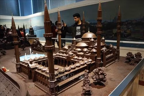 Tác phẩm điêu khắc từ sô cô la được trưng bày tại Bảo tàng sô cô la ở Istanbul, Thổ Nhĩ Kỳ, ngày 30/12/2019. Ảnh: THX/ TTXVN Các bức tượng sô cô la được trưng bày tại Bảo tàng sô cô la ở Istanbul, Thổ Nhĩ Kỳ, ngày 30/12/2019. Ảnh: THX/ TTXVN Du khách tham quan Bảo tàng sô cô la ở Istanbul, Thổ Nhĩ Kỳ, ngày 30/12/2019. Ảnh: THX/ TTXVN Tác phẩm điêu khắc từ sô cô la được trưng bày tại Bảo tàng sô cô la ở Istanbul, Thổ Nhĩ Kỳ, ngày 30/12/2019. Ảnh: THX/ TTXVN Tác phẩm điêu khắc từ sô cô la được trưng bày tại Bảo tàng sô cô la ở Istanbul, Thổ Nhĩ Kỳ, ngày 30/12/2019. Ảnh: THX/ TTXVN Tác phẩm điêu khắc từ sô cô la được trưng bày tại Bảo tàng sô cô la ở Istanbul, Thổ Nhĩ Kỳ, ngày 30/12/2019. Ảnh: THX/ TTXVN Du khách tham quan Bảo tàng sô cô la ở Istanbul, Thổ Nhĩ Kỳ, ngày 30/12/2019. Ảnh: THX/ TTXVN Tác phẩm điêu khắc từ sô cô la được trưng bày tại Bảo tàng sô cô la ở Istanbul, Thổ Nhĩ Kỳ, ngày 30/12/2019. Ảnh: THX/ TTXVN Các bức tượng sô cô la được trưng bày tại Bảo tàng sô cô la ở Istanbul, Thổ Nhĩ Kỳ, ngày 30/12/2019. Ảnh: THX/ TTXVN Du khách tham quan Bảo tàng sô cô la ở Istanbul, Thổ Nhĩ Kỳ, ngày 30/12/2019. Ảnh: THX/ TTXVN Tác phẩm điêu khắc từ sô cô la được trưng bày tại Bảo tàng sô cô la ở Istanbul, Thổ Nhĩ Kỳ, ngày 30/12/2019. Ảnh: THX/ TTXVN Tác phẩm điêu khắc từ sô cô la được trưng bày tại Bảo tàng sô cô la ở Istanbul, Thổ Nhĩ Kỳ, ngày 30/12/2019. Ảnh: THX/ TTXVN Tác phẩm điêu khắc từ sô cô la được trưng bày tại Bảo tàng sô cô la ở Istanbul, Thổ Nhĩ Kỳ, ngày 30/12/2019. Ảnh: THX/ TTXVN Du khách tham quan Bảo tàng sô cô la ở Istanbul, Thổ Nhĩ Kỳ, ngày 30/12/2019. Ảnh: THX/ TTXVN