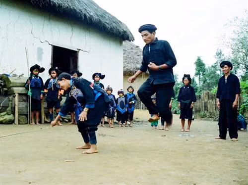 Hình thức nhảy đơn trong trò chơi nhảy que.