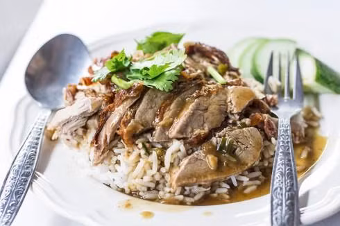 Người Thái chỉ sử dụng nĩa để đẩy thức ăn vào thìa mà không dùng thức ăn trên dĩa Người Thái chỉ sử dụng nĩa để đẩy thức ăn vào thìa mà không dùng thức ăn trên dĩa