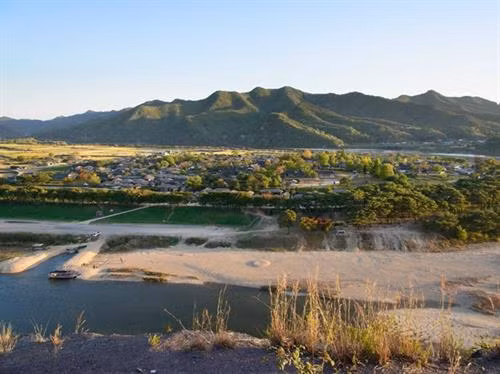 Địa điểm đứng đầu danh sách những ngôi làng, trấn cố là di sản UNESCO sở hữu kiến trúc truyền thống đặc sắc là làng Český Krumlov. Theo UNESCO, Český Krumlov – nằm dọc bên bờ sông Vitava ( CH Séc) – là một trong những ngôi làng trung cổ được bảo tồn tốt nhất ở Đông Âu. Làng cổ Shirakawa-go (tỉnh Gifu, Nhật Bản) nổi tiếng với hơn 30 mái nhà có hình dáng như hai bàn tay úp lại vào nhau lúc đang cầu nguyện Thành cổ Lệ Giang (tỉnh Vân Nam, Trung Quốc) được thành lập từ thế kỉ 13 cho đến nay vẫn lưu giữ gần như nguyên vẹn cấu trúc đô thị cổ Thị trấn mỏ lâu đời nhất ở Slovakia, Banská Štiavnica. Làng Holašovice, nằm ở tỉnh Nam Holašovice (CH Séc), lưu giữ những tòa nhà có từ hồi thế kỉ 18 và 19 cũng như 23 trang trại cổ xưa. Vlkolínec là một khu phố đẹp của thành phố Ruzomberok (Slovakia). Về lịch sử, địa danh được UNESCO công nhận di sản thế giới vốn là một ngôi làng riêng. Nơi đây, có các ngôi nhà mang đậm kiến trúc nông thôn vùng phía bắc dãy núi Karpat. UNESCO mô tả ngôi làng Hollokö là một “địa điểm điển hình về lối sống nông thôn trước cuộc cách mạng công nghiệp thế kỉ 20” nhờ một loạt các vườn cây trái, vườn nho, đồng cỏ và các di tích lâu đài thời trung cổ có từ năm 1310. Thị trấn Bardejov (nằm ở thượng nguồn sông Topl của Slovakia) là một hình mẫu tiêu biểu cho các thị trấn giao thương truyền thống ở Trung Âu thời trung cổ. Theo UNESCO, làng Zili (thị trấn Đường Khẩu, thành phố Khai Bình, tỉnh Quảng Đông, Trung Quốc) sở hữu những ngôi nhà mang đậm phong cách kiến trúc của La Mã, Hồi giáo, Ba rốc. Đặc biệt, phía bên ngoài, các tòa nhà này đều mang hơi hướng phong cách phương Tây nhưng nội thất bên trong đều theo phong cách truyền thống của Trung Quốc. Thị trấn cổ Tallinn ở Estonia chứa đựng những dấu tích cổ xưa nhất trong phong cách kiến trúc châu Âu như những bức thành cổ, lối đi lát đá, nhà thờ, ngọn tháp. Ngôi làng Xidi nằm ở Quận Yi, vùng Quý Châu, tỉnh An Huy, Trung Quốc còn lưu giữ những ngôi nhà dân làm bằng gỗ từ thời nhà Minh, nhà Thanh. Làng Hongcun cũng nằm ở Quận Yi của tỉnh An Huy được bao quanh bởi những ngọn đồi và các dòng suối trong veo chảy vắt ngang ngôi làng. Làng Hahoe, tỉnh Gyeongsangbuk-do của Hàn Quốc là khu vực bảo tồn những công trình kiến trúc có từ thời Joseon. Làng Yangdong (Gyeongju , Hàn Quốc) có tới hơn 150 ngôi nhà có mái lát gạch được xây dựng trên khắp các khu rừng xung quanh. Địa điểm đứng đầu danh sách những ngôi làng, trấn cố là di sản UNESCO sở hữu kiến trúc truyền thống đặc sắc là làng Český Krumlov. Theo UNESCO, Český Krumlov – nằm dọc bên bờ sông Vitava ( CH Séc) – là một trong những ngôi làng trung cổ được bảo tồn tốt nhất ở Đông Âu. Làng cổ Shirakawa-go (tỉnh Gifu, Nhật Bản) nổi tiếng với hơn 30 mái nhà có hình dáng như hai bàn tay úp lại vào nhau lúc đang cầu nguyện Thành cổ Lệ Giang (tỉnh Vân Nam, Trung Quốc) được thành lập từ thế kỉ 13 cho đến nay vẫn lưu giữ gần như nguyên vẹn cấu trúc đô thị cổ Thị trấn mỏ lâu đời nhất ở Slovakia, Banská Štiavnica. Làng Holašovice, nằm ở tỉnh Nam Holašovice (CH Séc), lưu giữ những tòa nhà có từ hồi thế kỉ 18 và 19 cũng như 23 trang trại cổ xưa. Vlkolínec là một khu phố đẹp của thành phố Ruzomberok (Slovakia). Về lịch sử, địa danh được UNESCO công nhận di sản thế giới vốn là một ngôi làng riêng. Nơi đây, có các ngôi nhà mang đậm kiến trúc nông thôn vùng phía bắc dãy núi Karpat. UNESCO mô tả ngôi làng Hollokö là một “địa điểm điển hình về lối sống nông thôn trước cuộc cách mạng công nghiệp thế kỉ 20” nhờ một loạt các vườn cây trái, vườn nho, đồng cỏ và các di tích lâu đài thời trung cổ có từ năm 1310. Thị trấn Bardejov (nằm ở thượng nguồn sông Topl của Slovakia) là một hình mẫu tiêu biểu cho các thị trấn giao thương truyền thống ở Trung Âu thời trung cổ. Theo UNESCO, làng Zili (thị trấn Đường Khẩu, thành phố Khai Bình, tỉnh Quảng Đông, Trung Quốc) sở hữu những ngôi nhà mang đậm phong cách kiến trúc của La Mã, Hồi giáo, Ba rốc. Đặc biệt, phía bên ngoài, các tòa nhà này đều mang hơi hướng phong cách phương Tây nhưng nội thất bên trong đều theo phong cách truyền thống của Trung Quốc. Thị trấn cổ Tallinn ở Estonia chứa đựng những dấu tích cổ xưa nhất trong phong cách kiến trúc châu Âu như những bức thành cổ, lối đi lát đá, nhà thờ, ngọn tháp. Ngôi làng Xidi nằm ở Quận Yi, vùng Quý Châu, tỉnh An Huy, Trung Quốc còn lưu giữ những ngôi nhà dân làm bằng gỗ từ thời nhà Minh, nhà Thanh. Làng Hongcun cũng nằm ở Quận Yi của tỉnh An Huy được bao quanh bởi những ngọn đồi và các dòng suối trong veo chảy vắt ngang ngôi làng. Làng Hahoe, tỉnh Gyeongsangbuk-do của Hàn Quốc là khu vực bảo tồn những công trình kiến trúc có từ thời Joseon. Làng Yangdong (Gyeongju , Hàn Quốc) có tới hơn 150 ngôi nhà có mái lát gạch được xây dựng trên khắp các khu rừng xung quanh.