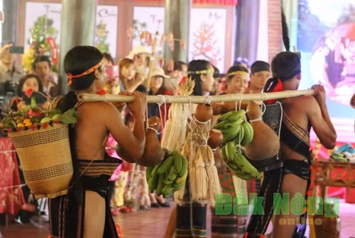 Sản vật của nương rẫy cũng nằm trong các lễ vật