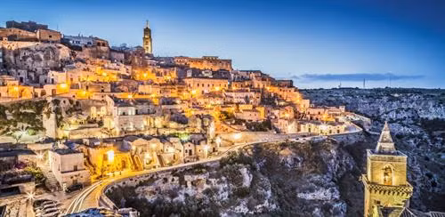 Manarola (Cinque Terre, Italy): Italy không thiếu những nơi lên ảnh tuyệt đẹp, nhưng ấn tượng nhất là chuỗi làng ven biển của Cinque Terre. Cinque Terre (nghĩa là “năm vùng đất”) được tạo thành từ Vernazza, Riomaggiore, Corniglia, Monterosso và Manarola, nằm dọc theo bờ Ligurian thuộc miền bắc Italy. Được bao phủ bởi biển nhà rực rỡ bám sát vào bức tường đá kiên cố, Manarola là khu vực nổi tiếng với rượu vang tuyệt ngon, tranh của Antonio Discovolors, và đặc biệt, hoàn toàn vắng bóng ôtô và đèn hiệu giao thông. Ảnh: Italian Travel Connection. Civita di Bagnoregio (Italy): Cách thành Rome khoảng 120 km về phía bắc, Civita Di Bagnoregio là kiệt tác thiên nhiên nằm trên một ngọn đồi, bên trên một hẻm núi. Được thành lập cách đây hơn 2.500 năm, trong suốt thế kỷ 20, cư dân của làng chỉ vẻn vẹn còn lại 6 người. Ngày nay, vào mùa đông, có khoảng 12 người sinh sống và khi hè đến, có đến khoảng 100 người. Ngoài phong cảnh đẹp như tranh, khu vực còn có vài cửa hàng thú vị và một số kiến trúc có lịch sử vài nghìn năm tuổi. Ảnh: Lazypenguins. Pitigliano (Italy): Thị trấn này nằm trên đỉnh một hòn đá tufa ở độ cao hơn 300 m so với mực nước biển và thường được xuất hiện trên bưu thiếp cũng như các vật phẩm du lịch khác của Italy. Hiện nay Pitigliano có khoảng 300 ngôi nhà với dân số vào cỡ 4.000 người và chỉ có một lối ra kiêm lối vào duy nhất. Đến đây, bạn có thể bắt gặp nhiều ngôi mộ và hang động được chạm khắc từ những vách đá trong suốt nhiều thế kỉ đã được sử dụng làm hầm chứa rượu vang. Ảnh: Smarter Travel. Matera (Italy): Được UNESCO công nhận là di sản thế giới, Matera là khu xuất hiện dân định cư lâu đời nhất lịch sử. Từ thời xưa, người dân ở đây đã chạm khắc lên đá vôi để tạo ra những ngôi nhà trông giống như hang động. Có niên đại từ 15.000 năm trước Công nguyên, hiện nay, nhiều ngôi nhà của khu vực đã được “phù phép” thành những quán ăn và khách sạn phong cách. Ảnh: Sassi di Matera. Azenhas Do Mar (Sintra, Bồ Đào Nha): Azenhas do Mar nằm lách mình giữa một bên biển và một bên núi với những ngôi nhà trắng và hồ bơi được chạm khắc từ đá vào những năm 1950. Nằm dọc các vách đá gần Sintra, ngôi làng này nổi tiếng với phong cảnh ngoạn mục và ẩm thực xuất sắc. Đến đây, bạn sẽ có cơ hội thưởng thức một trong những món ăn ngon nhất Bồ Đào Nha - từ hải sản tươi sống như sò biển, trai, tôm hùm đến súp bánh mì và bánh mousse trái cây, hay đơn giản chỉ là tận hưởng cảm giác thư giãn khi ngắm nhìn bề mặt Đại Tây Dương lấp lánh. Ảnh: Sintra-portugal. Piodao (Bồ Đào Nha): Tọa lạc gần ngay công viên Serra da Estrela, Piodao được xem là một trong những ngôi làng đẹp nhất Bồ Đào Nha với những ngôi nhà chếch lên theo dốc núi. Nhà ở đây được xây bằng vật liệu có sẵn trên khu đồi xung quanh, toàn bộ cửa sổ và cửa ra vào được sơn xanh, đóng vai trò là phần không thể tách rời khỏi tổng thể kiến trúc của làng. Ảnh: The Beauty of Travel. Meteora (Hy Lạp): Cái tên "meteora" (tiếng Hy Lap có nghĩa "lơ lửng giữa không trung") như đã nói lên tất cả. Làng Meteora nằm trên những cột đá cao chọc trời có tầm nhìn bao quát đến cả Kalambaka và Kastraki ở phía bắc trung tâm Hy Lạp. Hiển nhiên, khu phức hợp tu viện chính thống giáo phương Đông này không giống bất kỳ nơi đâu khác trên thế giới. Nhưng đáng nói là, chúng có niên đại từ tận thế kỷ 14 và ngày nay, chỉ còn lại 6 tu viện vẫn được mở cửa cho công chúng. Ảnh: 2017wallpapers. Oia (Santorini, Hy Lạp): Mọi ngôi làng của Santorini đều đẹp ngoạn mục, nhưng nổi bật nhất là Oia - vốn nức tiếng với không gian tĩnh lặng và quanh cảnh lãng mạn khi hoàng hôn buông xuống. Nhà ở Oia sử dụng kiến trúc truyền thống với phần thân được chạm khắc từ đá, nổi bật giữa dãy nhà thờ mái vòm xanh nằm dọc theo những con phố hẹp và mái hiên ngập ánh mặt trời. Về đêm, nhiều người tìm đến quảng trường của làng, nhìn ra biển để được tận mắt ngắm nhìn cảnh mặt trời khuất dần khỏi mặt nước. Ảnh: Holidayguru. Manarola (Cinque Terre, Italy): Italy không thiếu những nơi lên ảnh tuyệt đẹp, nhưng ấn tượng nhất là chuỗi làng ven biển của Cinque Terre. Cinque Terre (nghĩa là “năm vùng đất”) được tạo thành từ Vernazza, Riomaggiore, Corniglia, Monterosso và Manarola, nằm dọc theo bờ Ligurian thuộc miền bắc Italy. Được bao phủ bởi biển nhà rực rỡ bám sát vào bức tường đá kiên cố, Manarola là khu vực nổi tiếng với rượu vang tuyệt ngon, tranh của Antonio Discovolors, và đặc biệt, hoàn toàn vắng bóng ôtô và đèn hiệu giao thông. Ảnh: Italian Travel Connection. Civita di Bagnoregio (Italy): Cách thành Rome khoảng 120 km về phía bắc, Civita Di Bagnoregio là kiệt tác thiên nhiên nằm trên một ngọn đồi, bên trên một hẻm núi. Được thành lập cách đây hơn 2.500 năm, trong suốt thế kỷ 20, cư dân của làng chỉ vẻn vẹn còn lại 6 người. Ngày nay, vào mùa đông, có khoảng 12 người sinh sống và khi hè đến, có đến khoảng 100 người. Ngoài phong cảnh đẹp như tranh, khu vực còn có vài cửa hàng thú vị và một số kiến trúc có lịch sử vài nghìn năm tuổi. Ảnh: Lazypenguins. Pitigliano (Italy): Thị trấn này nằm trên đỉnh một hòn đá tufa ở độ cao hơn 300 m so với mực nước biển và thường được xuất hiện trên bưu thiếp cũng như các vật phẩm du lịch khác của Italy. Hiện nay Pitigliano có khoảng 300 ngôi nhà với dân số vào cỡ 4.000 người và chỉ có một lối ra kiêm lối vào duy nhất. Đến đây, bạn có thể bắt gặp nhiều ngôi mộ và hang động được chạm khắc từ những vách đá trong suốt nhiều thế kỉ đã được sử dụng làm hầm chứa rượu vang. Ảnh: Smarter Travel. Matera (Italy): Được UNESCO công nhận là di sản thế giới, Matera là khu xuất hiện dân định cư lâu đời nhất lịch sử. Từ thời xưa, người dân ở đây đã chạm khắc lên đá vôi để tạo ra những ngôi nhà trông giống như hang động. Có niên đại từ 15.000 năm trước Công nguyên, hiện nay, nhiều ngôi nhà của khu vực đã được “phù phép” thành những quán ăn và khách sạn phong cách. Ảnh: Sassi di Matera. Azenhas Do Mar (Sintra, Bồ Đào Nha): Azenhas do Mar nằm lách mình giữa một bên biển và một bên núi với những ngôi nhà trắng và hồ bơi được chạm khắc từ đá vào những năm 1950. Nằm dọc các vách đá gần Sintra, ngôi làng này nổi tiếng với phong cảnh ngoạn mục và ẩm thực xuất sắc. Đến đây, bạn sẽ có cơ hội thưởng thức một trong những món ăn ngon nhất Bồ Đào Nha - từ hải sản tươi sống như sò biển, trai, tôm hùm đến súp bánh mì và bánh mousse trái cây, hay đơn giản chỉ là tận hưởng cảm giác thư giãn khi ngắm nhìn bề mặt Đại Tây Dương lấp lánh. Ảnh: Sintra-portugal. Piodao (Bồ Đào Nha): Tọa lạc gần ngay công viên Serra da Estrela, Piodao được xem là một trong những ngôi làng đẹp nhất Bồ Đào Nha với những ngôi nhà chếch lên theo dốc núi. Nhà ở đây được xây bằng vật liệu có sẵn trên khu đồi xung quanh, toàn bộ cửa sổ và cửa ra vào được sơn xanh, đóng vai trò là phần không thể tách rời khỏi tổng thể kiến trúc của làng. Ảnh: The Beauty of Travel. Meteora (Hy Lạp): Cái tên "meteora" (tiếng Hy Lap có nghĩa "lơ lửng giữa không trung") như đã nói lên tất cả. Làng Meteora nằm trên những cột đá cao chọc trời có tầm nhìn bao quát đến cả Kalambaka và Kastraki ở phía bắc trung tâm Hy Lạp. Hiển nhiên, khu phức hợp tu viện chính thống giáo phương Đông này không giống bất kỳ nơi đâu khác trên thế giới. Nhưng đáng nói là, chúng có niên đại từ tận thế kỷ 14 và ngày nay, chỉ còn lại 6 tu viện vẫn được mở cửa cho công chúng. Ảnh: 2017wallpapers. Oia (Santorini, Hy Lạp): Mọi ngôi làng của Santorini đều đẹp ngoạn mục, nhưng nổi bật nhất là Oia - vốn nức tiếng với không gian tĩnh lặng và quanh cảnh lãng mạn khi hoàng hôn buông xuống. Nhà ở Oia sử dụng kiến trúc truyền thống với phần thân được chạm khắc từ đá, nổi bật giữa dãy nhà thờ mái vòm xanh nằm dọc theo những con phố hẹp và mái hiên ngập ánh mặt trời. Về đêm, nhiều người tìm đến quảng trường của làng, nhìn ra biển để được tận mắt ngắm nhìn cảnh mặt trời khuất dần khỏi mặt nước. Ảnh: Holidayguru.