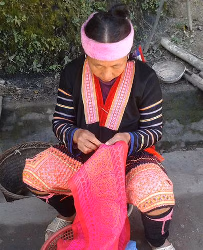 Vẽ hoa văn sáp ong trên vải đòi hỏi sự cầu kì, tỉ mỉ trong từng đường nét.
