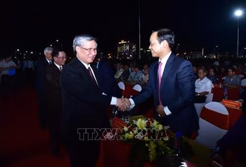 Đồng chí Trần Quốc Vượng, Ủy viên Bộ Chính trị, Thường trực Ban Bí thư gặp gỡ các đại biểu. Ảnh: Diệp Anh – TTXVN Đồng chí Trần Quốc Vượng, Ủy viên Bộ Chính trị, Thường trực Ban Bí thư gặp gỡ các đại biểu. Ảnh: Diệp Anh – TTXVN