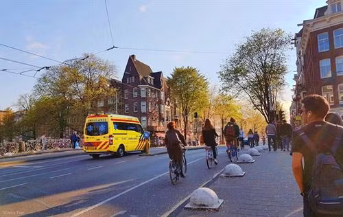 Thăm Thủ đô Amsterdam với xe đạp và hệ thống kênh đào nổi tiếng: Hệ thống kênh đào của Hà Lan vô cùng ấn tượng đã được UNESCO công nhận là di sản thế giới. Di chuyển bằng thuyền trên những con kênh là cách dễ dàng để có thể vòng quanh thành phố. Công trình kênh đào được xây dựng để rút cạn bãi lầy nhằm mở rộng Amsterdam. 2 bên kênh đào ở Amsterdam san sát những ngôi nhà xinh xắn, được gọi là Dancing House. Vùng đất ở đây rất lầy dẫn đến hiện tượng nghiêng của các ngôi nhà đầy màu sắc. Không phải những chiếc ôtô đắt tiền, xe đạp mới là phương tiện chính yếu được khuyến khích sử dụng tại Hà Lan. Bạn có thể bắt gặp xe đạp ở mọi nơi, mọi ngóc ngách khi có gần 60% dân số sử dụng xe đạp là phương tiện di chuyển hàng ngày thay thế ôtô. Hà Lan hướng đến một cuộc sống giảm thiểu tác nhân gây hại môi trường và ô nhiễm tiếng ồn. Tàu điện leng keng cũng là một phương tiện phổ biến ở Amsterdam. Đạp xe hít thở bầu không khí trong lành tràn ngập cây xanh: Một trong những nhiệm vụ trọng tâm mà chính phủ Hà Lan đề ra là bảo vệ thiên nhiên và động vật hoang dã. Các công viên quốc gia với số lượng cây xanh khổng lồ chiếm diện tích khá lớn, trải dài trên khắp đất nước Hà Lan, giao thoa khéo léo với các tuyến đường huyết mạch. Ngủ qua đêm trên những con thuyền dọc bờ kênh Amsterdam: Tàu thuyền là phương tiện lưu trú phổ biến ở Hà Lan. Đến đất nước này, thay vì lưu trú tại các khách sạn thông thường trong thành phố, bạn hãy thử chọn “boat hotel” dọc các con kênh để có thêm trải nghiệm mới lạ. Bình minh trên các con thuyền nhìn ra mặt nước phẳng lặng mang lại cảm giác vô cùng thú vị và thư giãn. Ngây ngất trước vườn hoa lớn nhất thế giới Keukenhof: Cách thủ đô Amsterdam 30 km về hướng tây nam, KeuKenhof trải dài trên khuôn đất rộng 30 ha là nơi hàng nghìn loài hoa trong đó có loài tulip - biểu tượng của đất nước Hà Lan xinh đẹp ngự trị. Đến làng Kinderdijk, bạn nên thuê xe đạp để tham quan, dạo quanh những con đường ngoằn nghèo, uốn khúc, tận hưởng khung cảnh bình yên, mộc mạc này. Ngắm nhìn làng cối xay gió lâu đời nhất Hà Lan: Khách du lịch thông thường hay chọn đến làng Zaanse Schans bởi gần thủ đô hơn, những chiếc cối xay gió lại có màu sắc bắt mắt. Nhưng nếu muốn khám phá những gì nguyên sơ và lâu đời nhất, làng Kinderdijk nên là sự lựa chọn hàng đầu bởi ở đây còn bảo tồn toàn vẹn 19 cối xay gió lâu đời nhất của Hà Lan. Ngôi làng này đã được UNESCO công nhận là di sản văn hóa thế giới vào năm 1997. Những chiếc cối xay gió đầu tiên ra đời xuất phát từ nguyên do đất nước Hà Lan nằm dưới mực nước biển đến 30%. Chúng làm nhiệm vụ điều chuyển dòng nước, là những máy bơm dựa vào sức lực của tự nhiên giúp đất nước Hà Lan không bị nhấn chìm dưới mực nước biển. Chiếc thuyền nhẹ nhàng lướt đi dọc theo kênh rạch nhỏ, qua những ngôi nhà lợp mái tranh lâu đời vẫn tồn tại từ thế kỷ 18, mang lại cho bạn cảm giác không thể nào quên. Ở Giethoorn, âm thanh to nhất bạn có thể nghe là tiếng quàn quạc của bầy vịt đang bơi dưới mặt nước, hoặc tiếng kêu của các loài chim khác thi thoảng vỗ cánh bay qua đỉnh đầu. Giethoorn thuộc tỉnh Overijssel, Hà Lan. Cái tên Giethoorn (sừng dê) xuất phát từ khám phá của những cư dân đầu tiên đến từ Địa Trung Hải. Họ đã tìm thấy tại đây hàng trăm chiếc sừng dê, hậu quả của trận lũ lịch sử vào thế kỷ thứ 10. Đến đây, bạn có thể thuê thuyền của dân địa phương với giá 20 euro/giờ. Thông thường, trong khoảng 2-3 giờ, bạn có thể hoàn tất hành trình khám phá ngôi làng nhỏ này. Ghé thăm ngôi làng cổ tích đẹp nhất thế giới Giethoorn: Ở Giethoorn, khói bụi và tiếng còi của xe cộ không tồn tại. Khi đặt chân đến đây, mọi người phải để lại xe hơi bên ngoài làng, thuê thuyền mà người dân gọi là “Whisper boat” (Thuyền thì thầm) có động cơ không gây tiếng ồn để “tiếp cận” ngôi làng,hoặc có thể đi bộ qua hơn 176 cây cầu vòm bằng gỗ. Nhưng nhiều ngôi nhà đến nay vẫn không thể tới được bằng đường bộ. Ngay cả những người đưa thư báo cũng phải giao thư từ bằng cách đi thuyền. Đến thăm Anne Frank House với những trải nghiệm xúc động: Anne Frank House là nơi tưởng niệm cô gái nhỏ là nạn nhân của nạn diệt chủng người Do Thái thời Hitler và là tác giả của cuốn Nhật ký Anne Frank, được khai bút vào năm 1942 khi cô mới 13 tuổi. Tham quan Anne Frank House ở Amsterdam là một trải nghiệm xúc động cho mọi người. Khi đến đây, bạn phải xếp hàng khá lâu nếu không đặt vé online ở mục "skip the line" (không phải xếp hàng). Khi vào bên trong, bạn không được phép chụp hình. Bức tượng Anne Frank trước nhà thờ ngay cạnh nhà. Dù toàn bộ trải nghiệm khi thăm nhà Anne Frank rất đau buồn, đó là một dấu ấn của lịch sử, ghi lại sự anh hùng và khắc nghiệt của Thế chiến. Anne Frank House và cuốn nhật ký kinh điển là một lời nhắc nhở chúng ta hãy sống mỗi ngày một cách trọn vẹn nhất, để tìm thấy niềm vui trong những điều nhỏ nhặt, và hãy yêu thương người khác bằng một trái tim rộng mở. Hà Lan quả thật rất đặc biệt. Giữa cuộc sống hiện đại, bạn có thể tìm thấy được sự bình yên, cảm giác an toàn và thư thả, khác biệt với bất cứ nơi nào xô bồ và hiện đại mà bạn đã và sẽ đi qua. Đất nước đáng sống bậc nhất thế giới này nên có trong cuốn sổ du lịch của những tín đồ đam mê khám phá trải nghiệm.