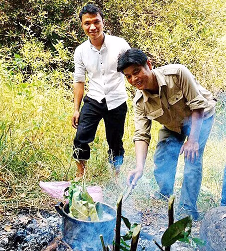 Nấu món cá khô giữa rừng.
