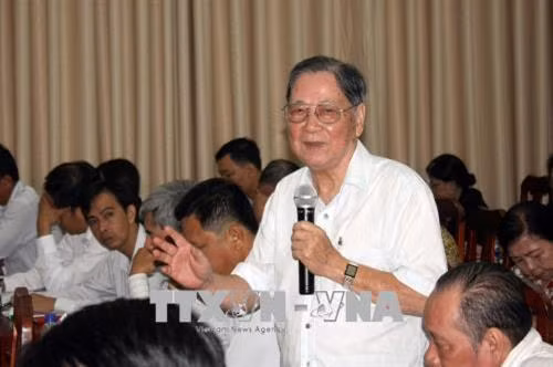 Đại diện Hội Cựu giáo chức Thành phố Hồ Chí Minh trao đổi tại hội nghị. Ảnh: Tiến Lực – TTXVN