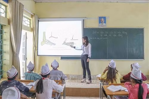 Giảng dạy bằng máy chiếu tại Trường Phổ thông dân tộc bán trú THCS Sa Dung. Ảnh: Xuân Tư – TTXVN