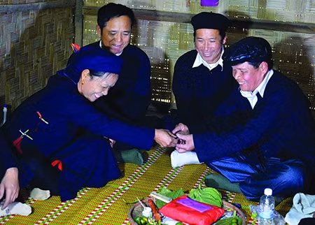 Nhà gái bổ cau, mời trầu nhà trai.