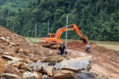 Công ty xây dựng và quản lý đường bộ 1 (Lai Châu) huy động máy móc phương tiện khắc phục khai thông tuyến giao thông trên quốc lộ 4H đường đi Mường Tè Lai Châu - Mường Nhé Điện Biên. Ảnh: Quý Trung – TTXVN