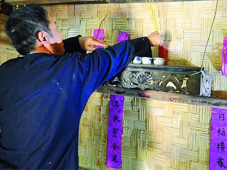 Nhà gái làm lễ báo cáo tổ tiên, xin phép được gả con gái cho nhà trai.