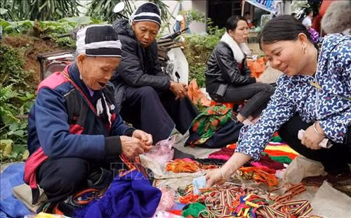Chợ Thụt thật sự là nơi lưu giữ hồn quê và bản sắc văn hóa dân tộc độc đáo của địa phương. Ảnh: Văn Tý-TTXVN